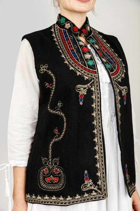 Vesta traditionala neagra cu broderie florala multicolora Alina 02 [2]