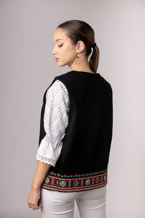 Vesta traditionala neagra cu broderie florala multicolora Emanuela 01 [3]