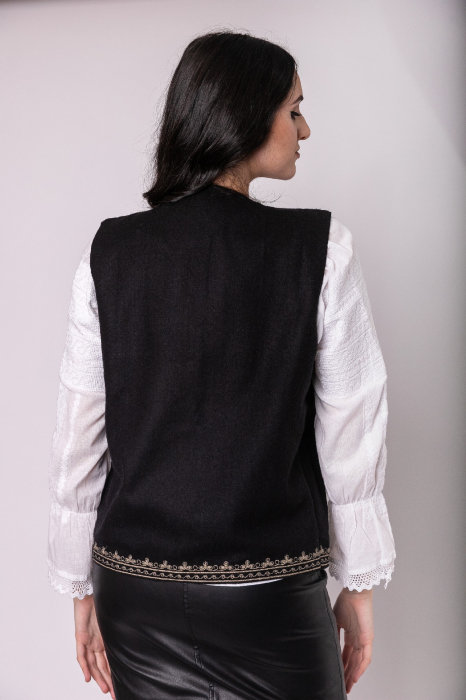 Vesta traditionala neagra cu broderie florala multicolora Alina 01 [4]
