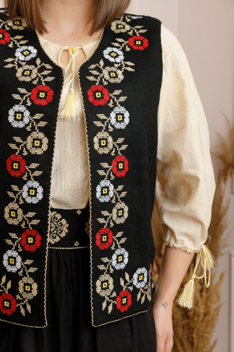 Vesta traditionala neagra cu broderie florala multicolora Ivona [2]