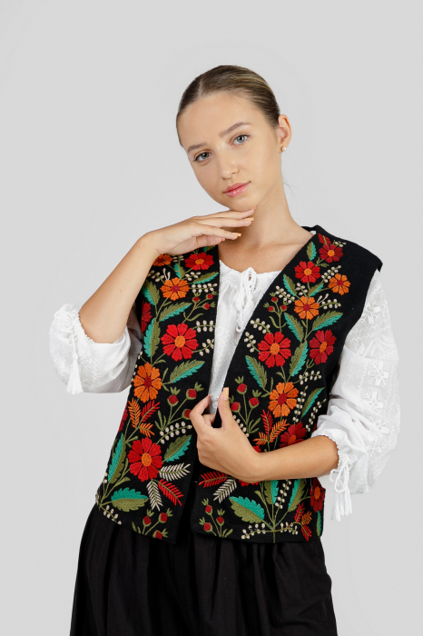Vesta traditionala neagra cu broderie florala multicolora Margareta