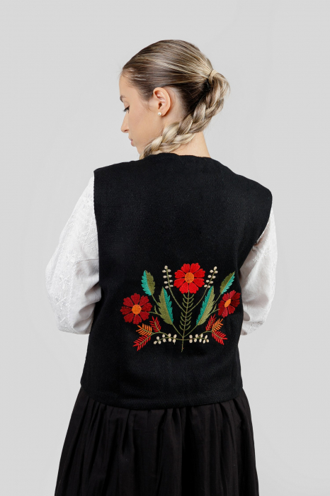 Vesta traditionala neagra cu broderie florala multicolora Margareta [3]