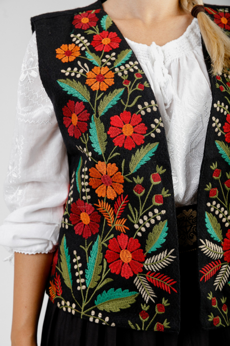 Vesta traditionala neagra cu broderie florala multicolora Margareta [2]