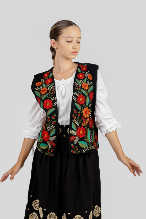 Vesta traditionala neagra cu broderie florala multicolora Margareta [4]
