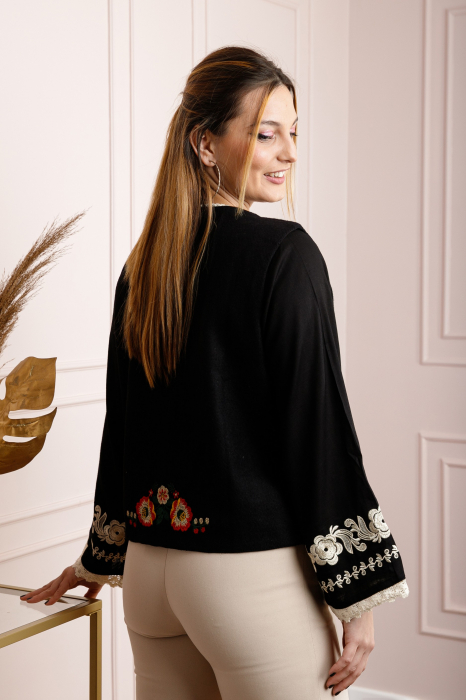 Vesta traditionala neagra cu broderie florala multicolora Nadia [2]