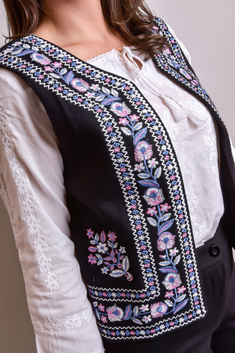 Vesta traditionala neagra cu broderie florala multicolora Violeta