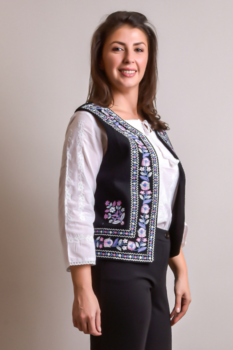 Vesta traditionala neagra cu broderie florala multicolora Violeta [4]
