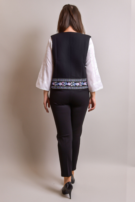 Vesta traditionala neagra cu broderie florala multicolora Violeta [7]
