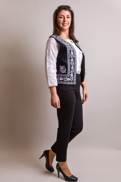 Vesta traditionala neagra cu broderie florala multicolora Violeta [5]