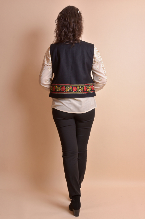 Vesta traditionala neagra cu broderie florala rosie Maria 01 [8]