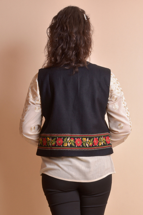 Vesta traditionala neagra cu broderie florala rosie Maria 01 [7]
