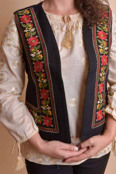 Vesta traditionala neagra cu broderie florala rosie Maria 01 [3]