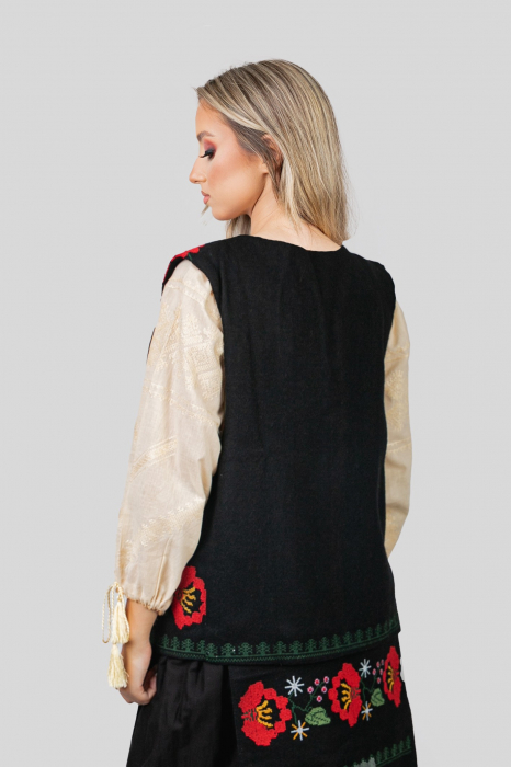 Vesta traditionala neagra cu broderie florala rosie Zina [2]