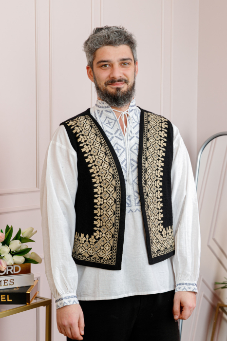 Vesta traditionala neagra cu broderie geometrica aurie Adrian [3]