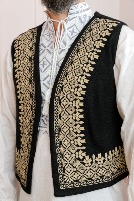 Vesta traditionala neagra cu broderie geometrica aurie Adrian [2]