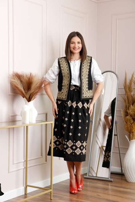 Vesta traditionala neagra cu broderie geometrica aurie Adriana [4]