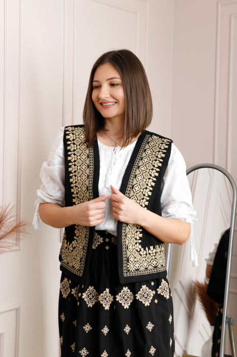 Vesta traditionala neagra cu broderie geometrica aurie Adriana [3]