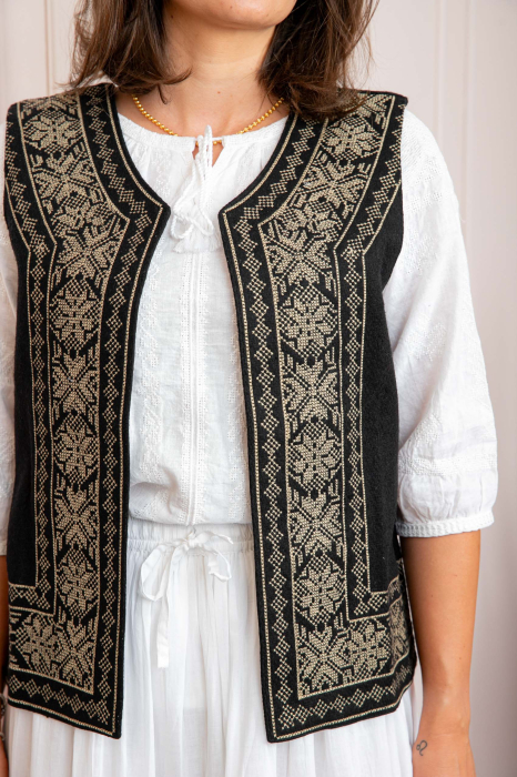 Vesta traditionala neagra cu broderie geometrica aurie Maia [2]