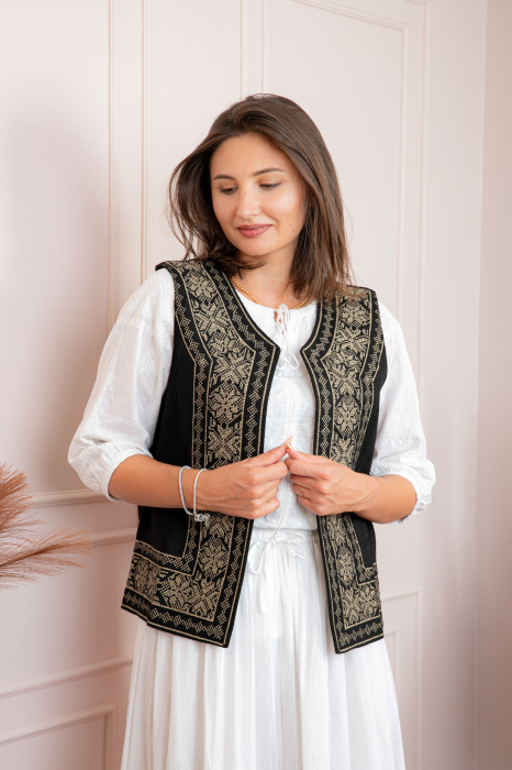 Vesta traditionala neagra cu broderie geometrica aurie Maia [3]