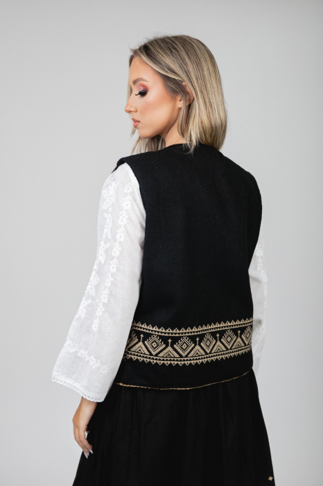 Vesta traditionala neagra cu broderie geometrica crem Flavia [3]