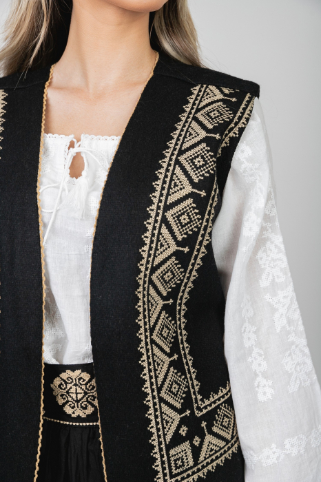 Vesta traditionala neagra cu broderie geometrica crem Flavia [2]
