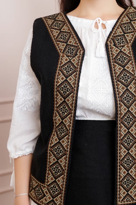 Vesta traditionala neagra cu broderie geometrica crem Ileana [2]