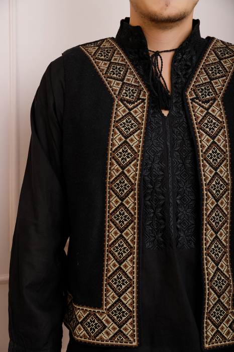 Vesta traditionala neagra cu broderie geometrica crem Ilie [2]