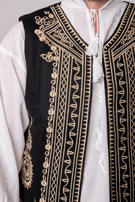 Vesta traditionala neagra cu broderie geometrica crem Paul [2]