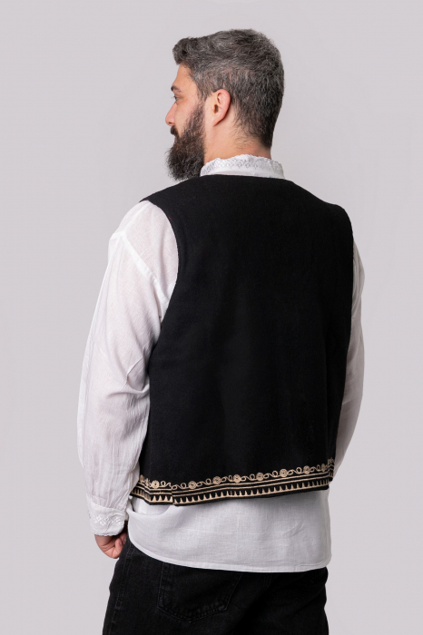 Vesta traditionala neagra cu broderie geometrica crem Paul [3]