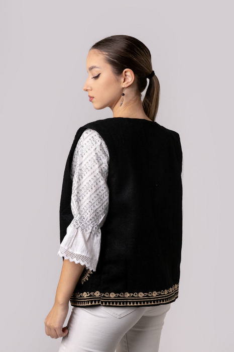 Vesta traditionala neagra cu broderie geometrica crem Paula [3]