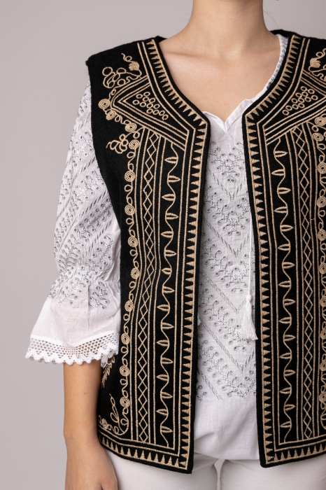 Vesta traditionala neagra cu broderie geometrica crem Paula [2]