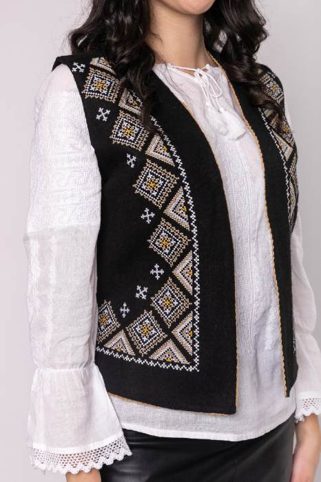 Vesta traditionala neagra cu broderie geometrica multicolora Milena [2]