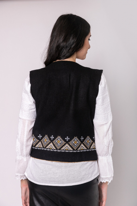 Vesta traditionala neagra cu broderie geometrica multicolora Milena [4]