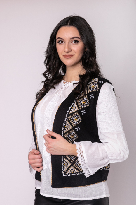 Vesta traditionala neagra cu broderie geometrica multicolora Milena [3]