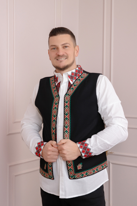 Vesta traditionala neagra cu broderie geometrica multicolora Radu [4]