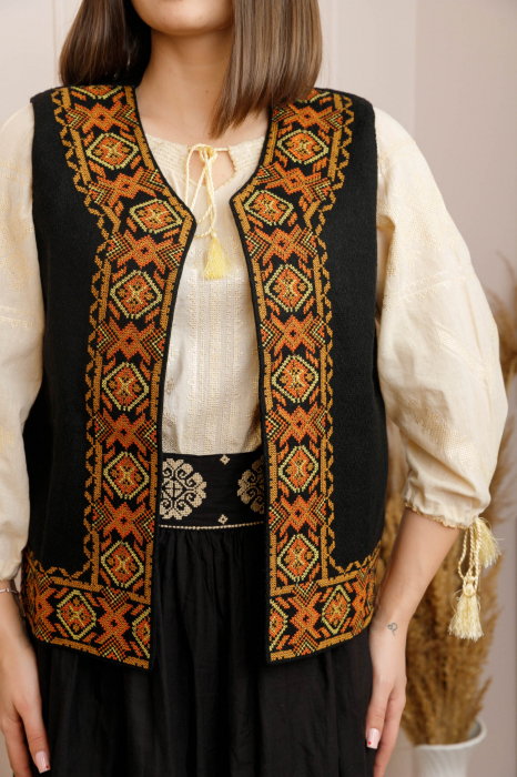 Vesta traditionala neagra cu broderie geometrica orange Damiana [2]
