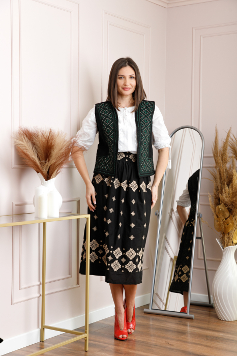 Vesta traditionala neagra cu broderie geometrica verde Andreea 02 [4]