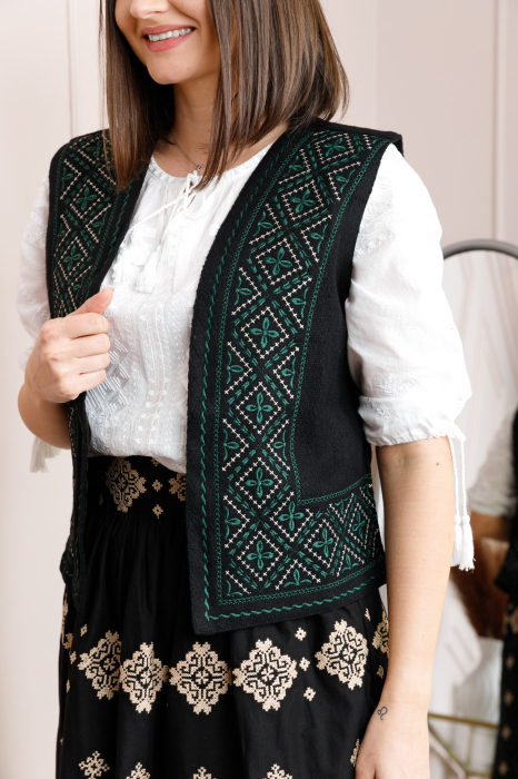 Vesta traditionala neagra cu broderie geometrica verde Andreea 02 [2]