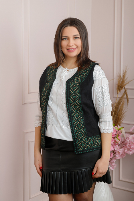 Vesta traditionala neagra cu broderie geometrica verde Andreea [4]