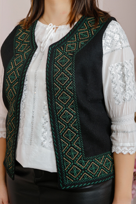 Vesta traditionala neagra cu broderie geometrica verde Andreea [2]
