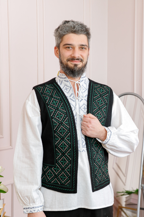 Vesta traditionala neagra cu broderie geometrica verde Andrei 02 [4]