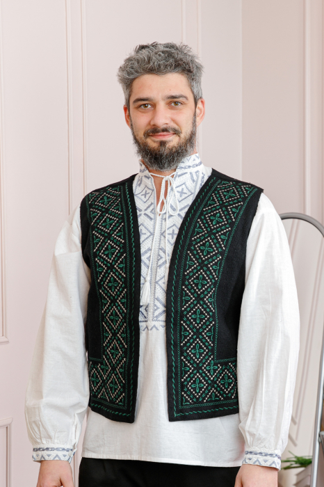 Vesta traditionala neagra cu broderie geometrica verde Andrei 02 [3]