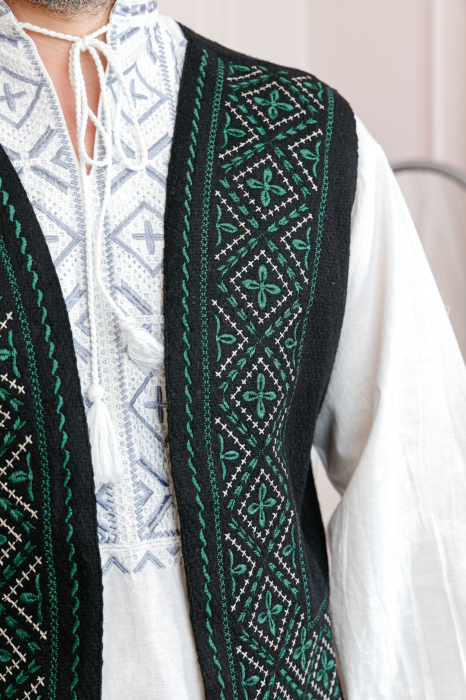Vesta traditionala neagra cu broderie geometrica verde Andrei 02 [2]