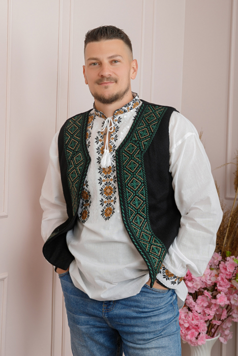 Vesta traditionala neagra cu broderie geometrica verde Andrei [4]