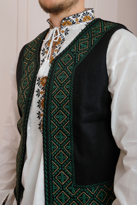 Vesta traditionala neagra cu broderie geometrica verde Andrei [2]