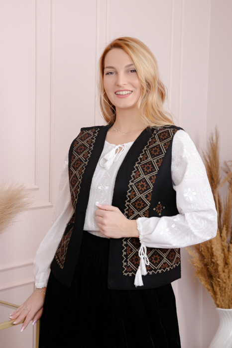 Vesta traditionala neagra cu broderie florala maro Mirabela [3]