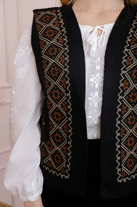 Vesta traditionala neagra cu broderie florala maro Mirabela [2]
