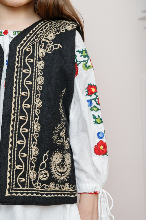Vesta traditionala neagra pentru fetite cu broderie florala crem Emilia 01 [2]