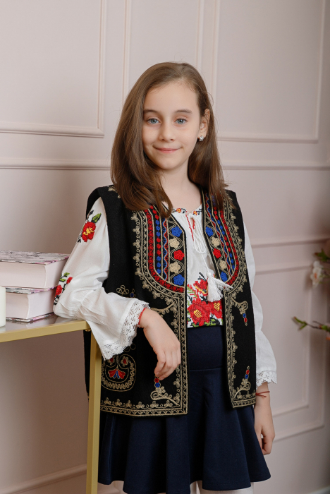 Vesta traditionala neagra pentru fetite cu broderie florala multicolora Catalina 02