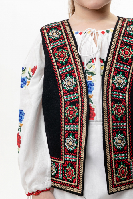 Vesta traditionala neagra pentru fetite cu broderie florala multicolora Emanuela [2]